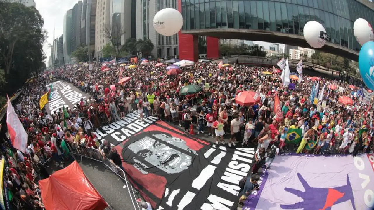Multidões ocupam capitais contra anistia e PEC da Blindagem