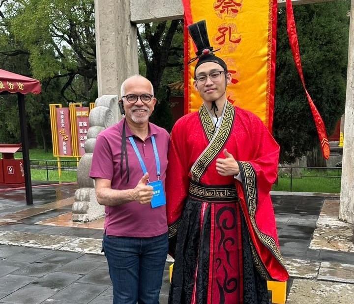 Em missão na China, prefeito Edvaldo visita templo de Confúcio