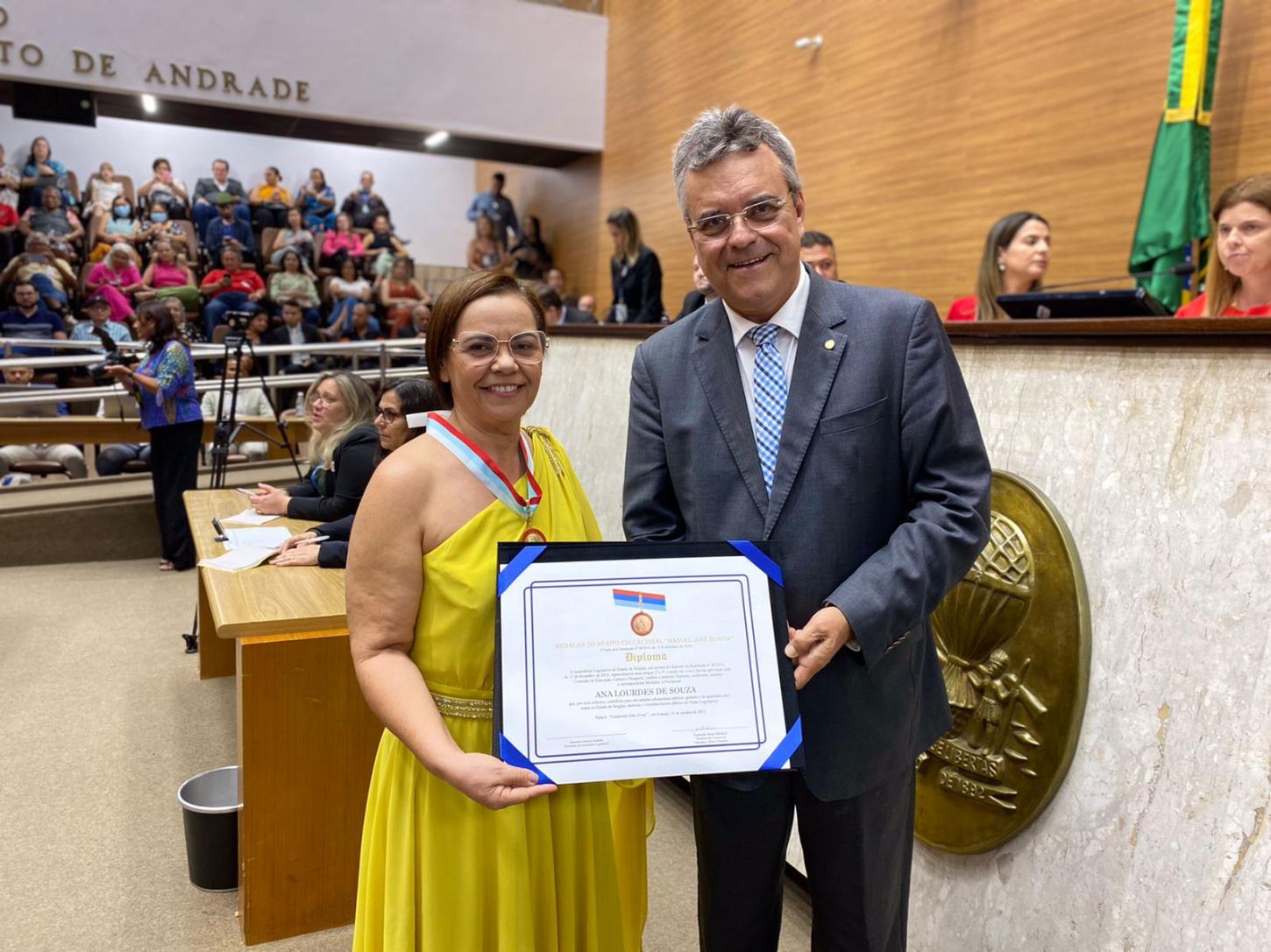Secretária de Educação de Pedrinhas é homenageada por propositura de Luciano Pimentel