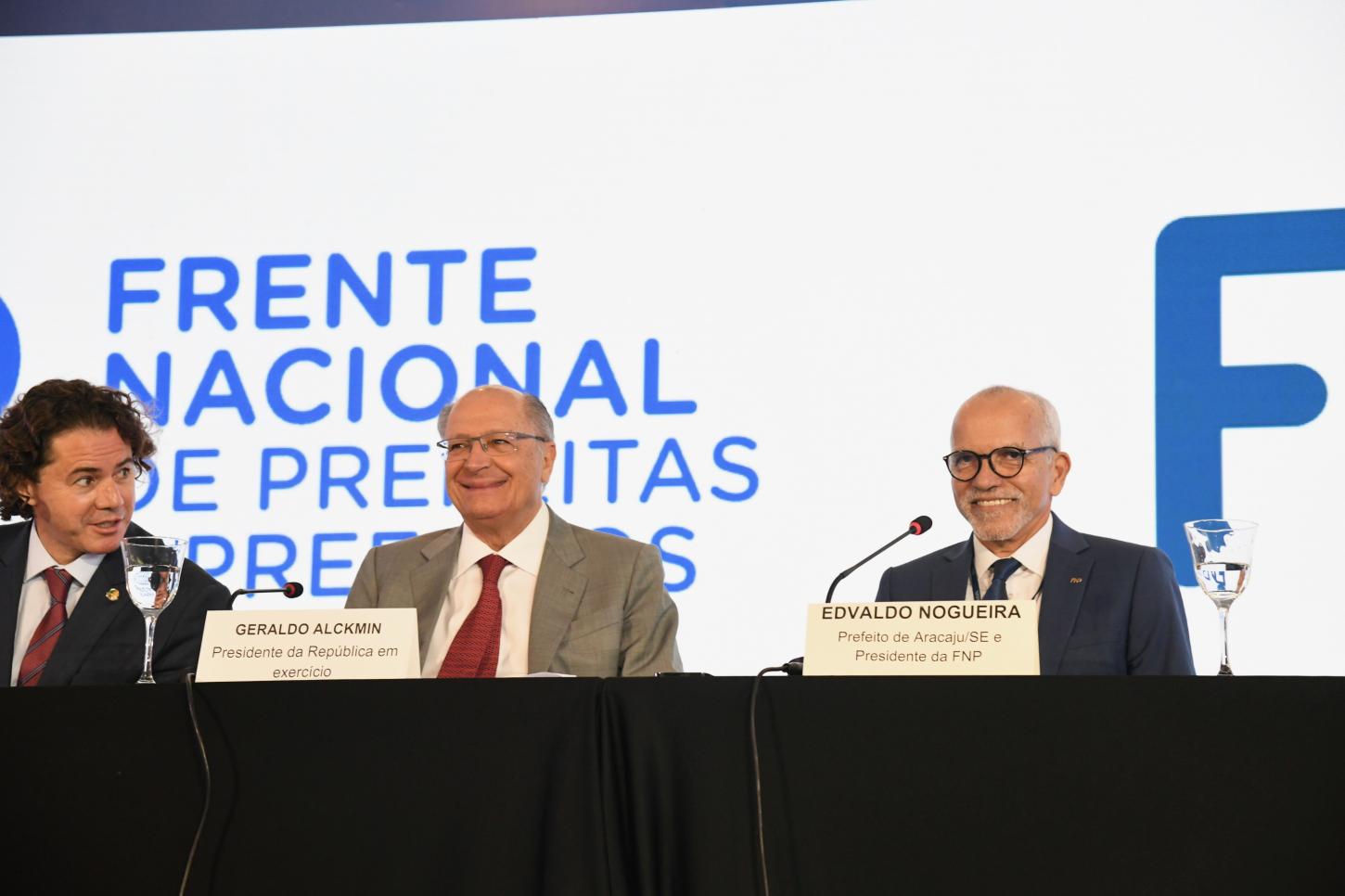 Ao lado do presidente em exercício, Geraldo Alckmin, prefeito Edvaldo abre 85ª Reunião Geral da FNP