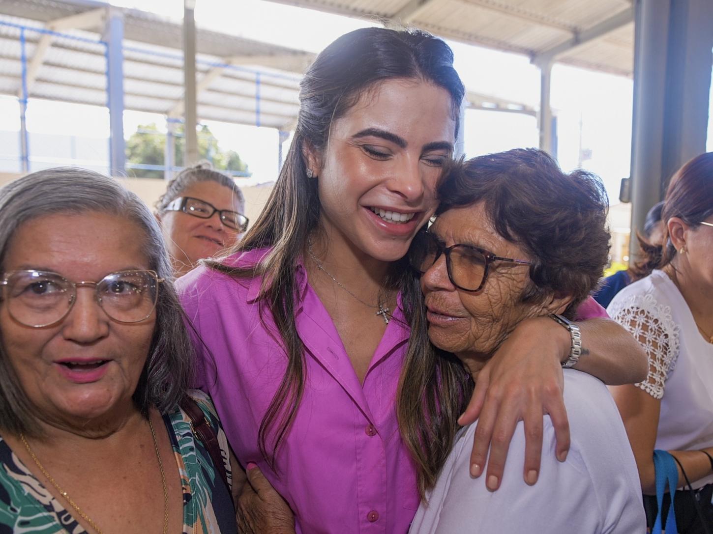 Deputada Yandra Moura cumpre agenda ao lado de moradores de Aracaju