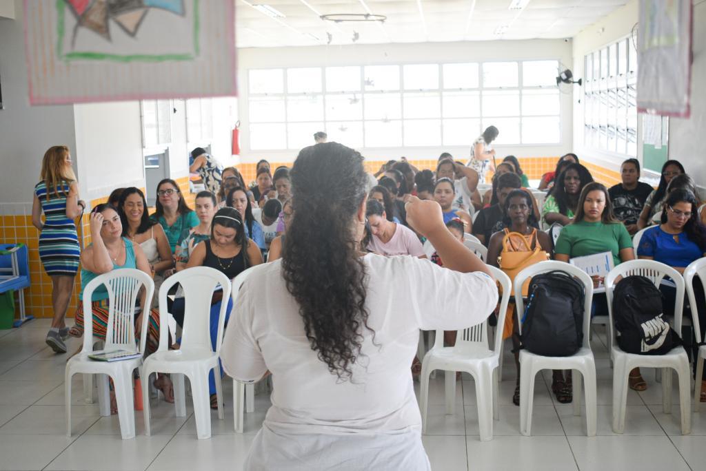 Prefeitura promove formação para professores e cuidadores da educação especial