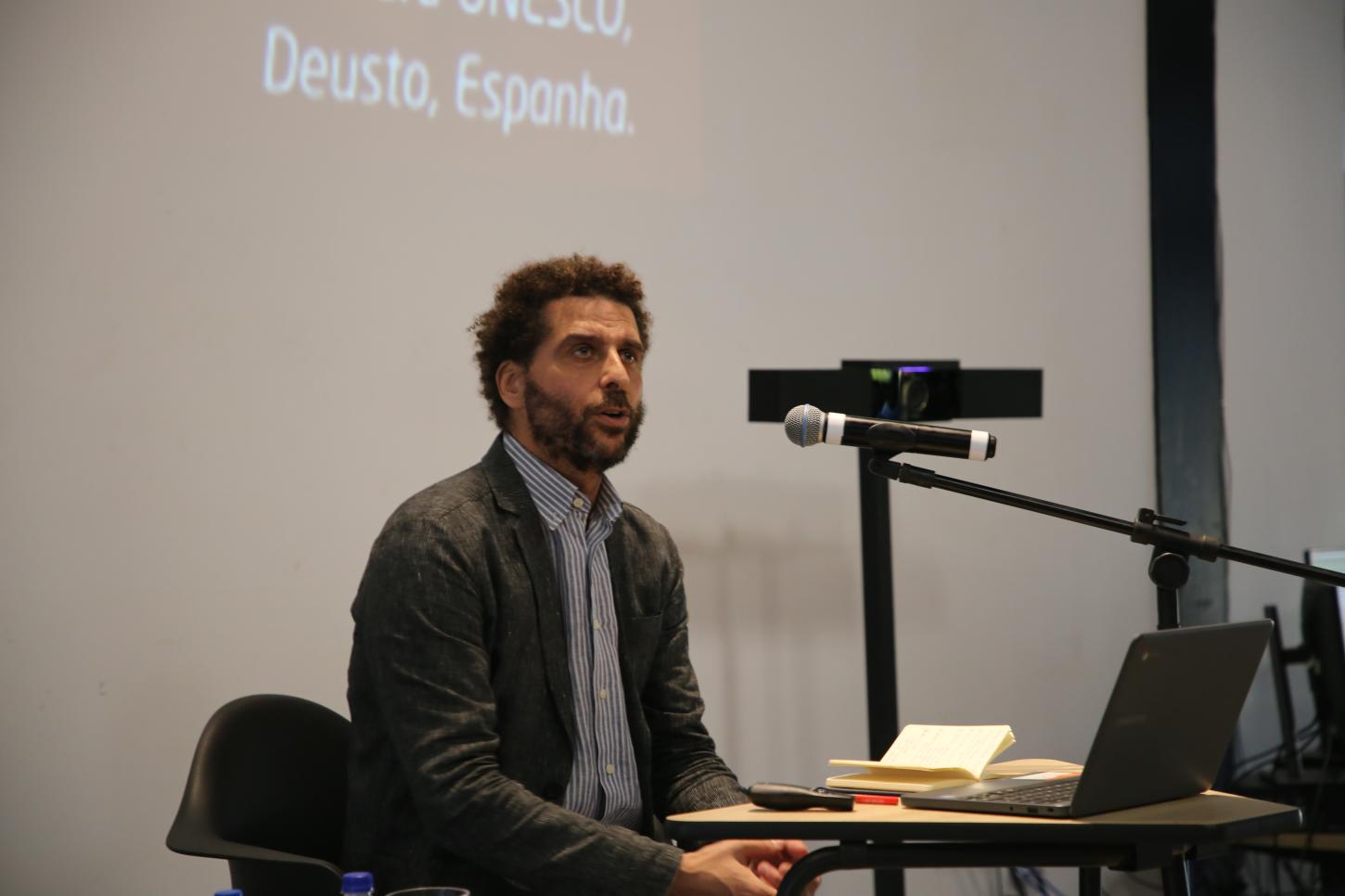 Professor espanhol diz que polarização leva à 