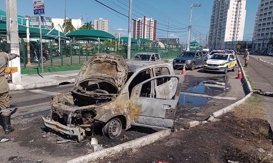 Veículo pega fogo nas proximidades de shopping em Aracaju