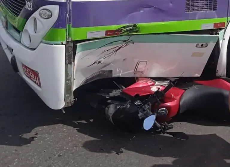 Acidente envolvendo uma motocicleta e ônibus deixa um ferido e moto vai parar embaixo do pneu