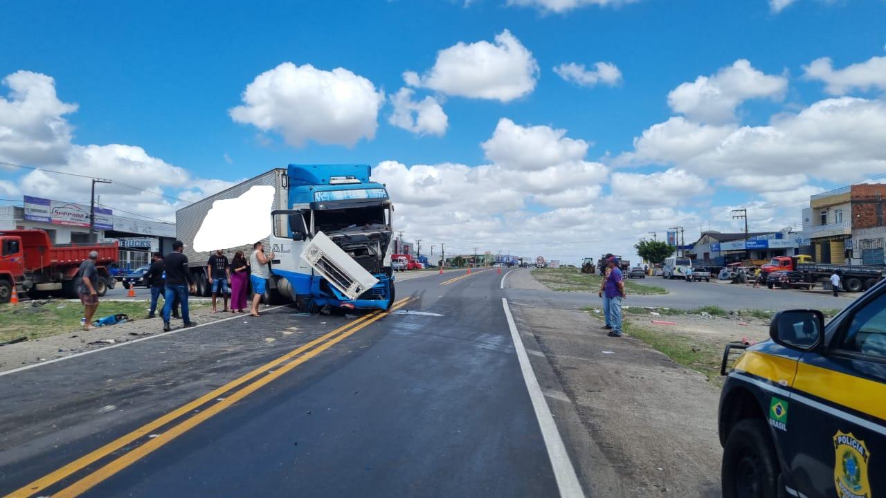 Batida entre carretas deixa mulher gravemente ferida em Itabaiana