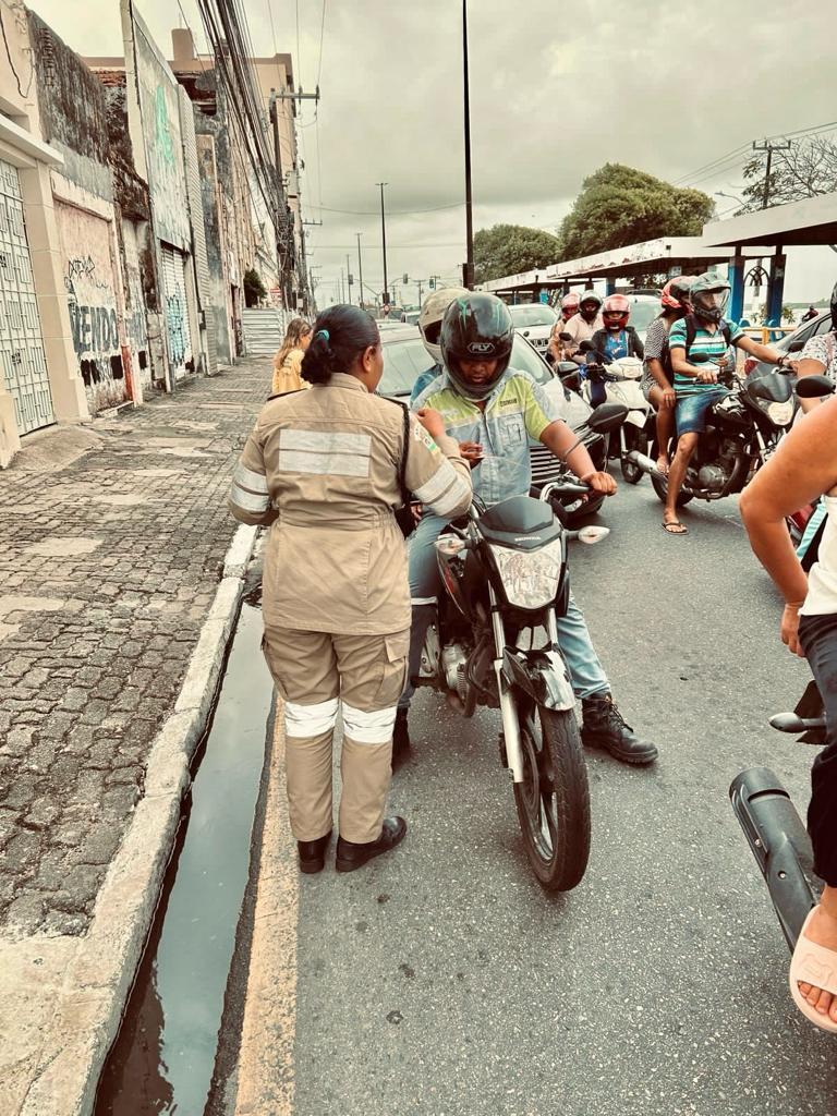 Blitz da SMTT reforça importância do respeito às sinalizações de trânsito durante as festas