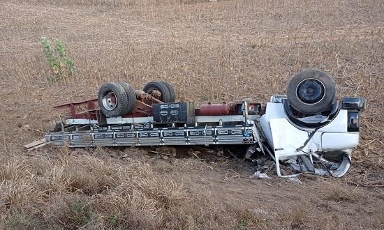 Caminhão capota após acidente e passageiro morre na BR 235