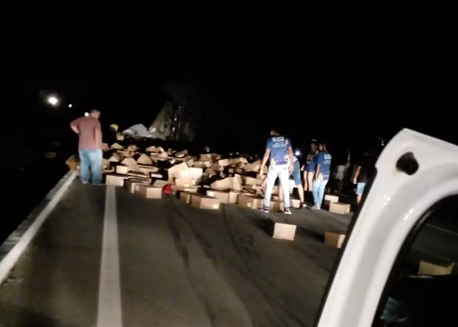 Caminhão carregado com perfumes tomba e é saqueado na BR-101, no km 76, no município de Laranjeiras