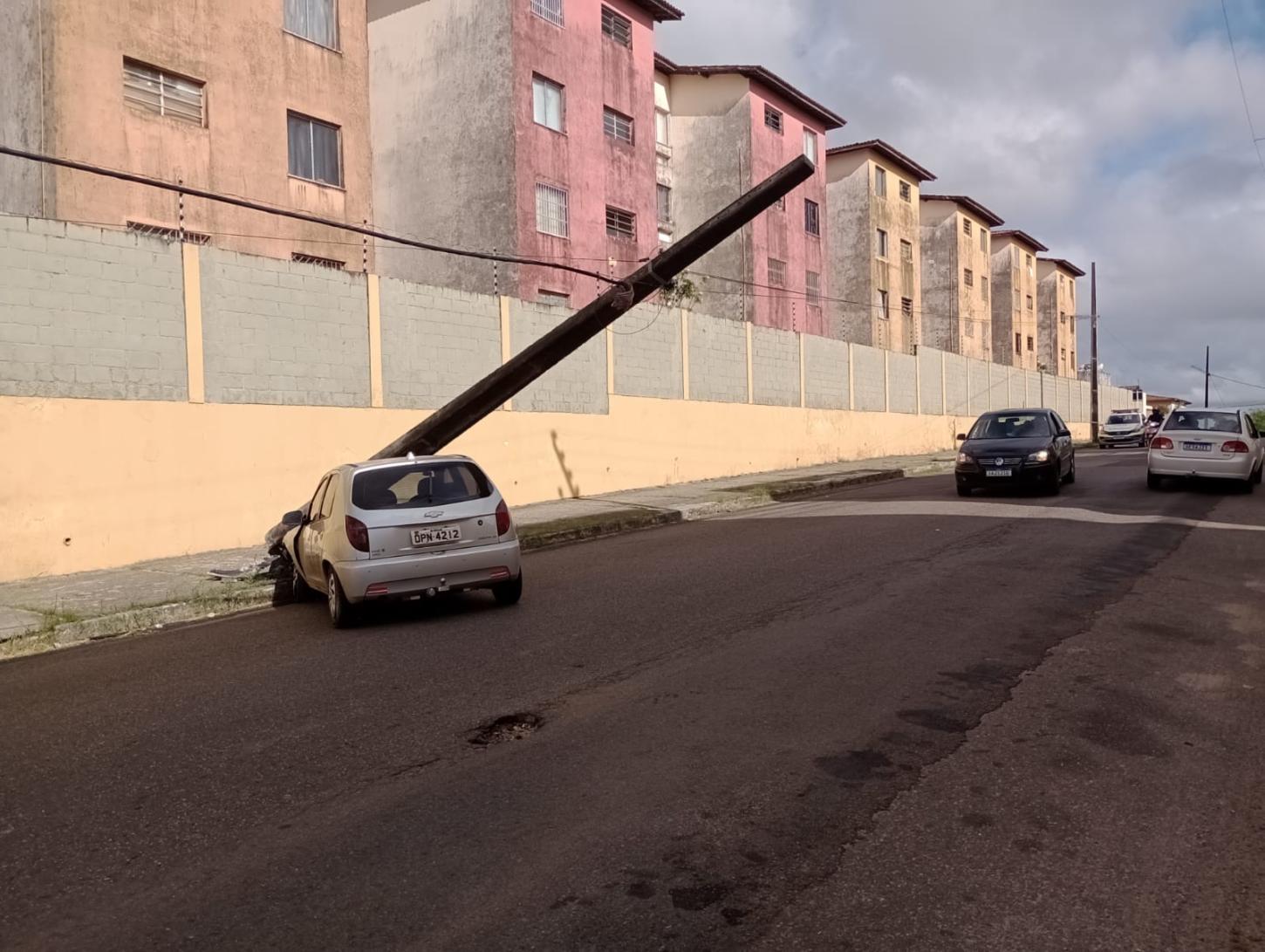 Carro de passeio colide em poste no Bairro Jabotiana, em Aracaju