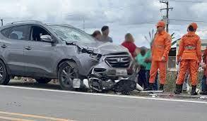 Colisão frontal envolvendo carro de passeio e moto deixa duas pessoas gravemente feridas em Itabaiana