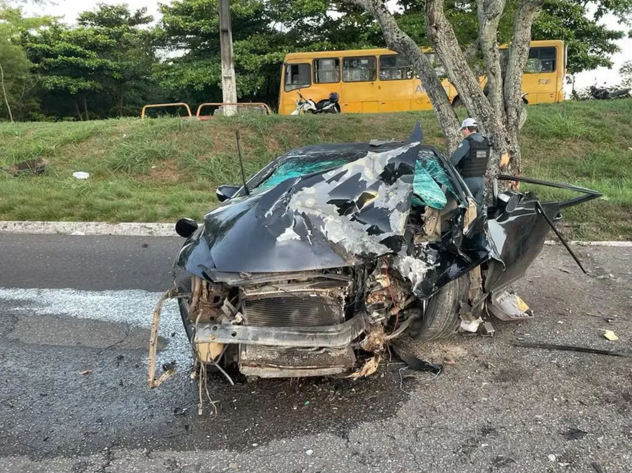 Duas pessoas ficam feridas após carro bater em árvore em Aracaju