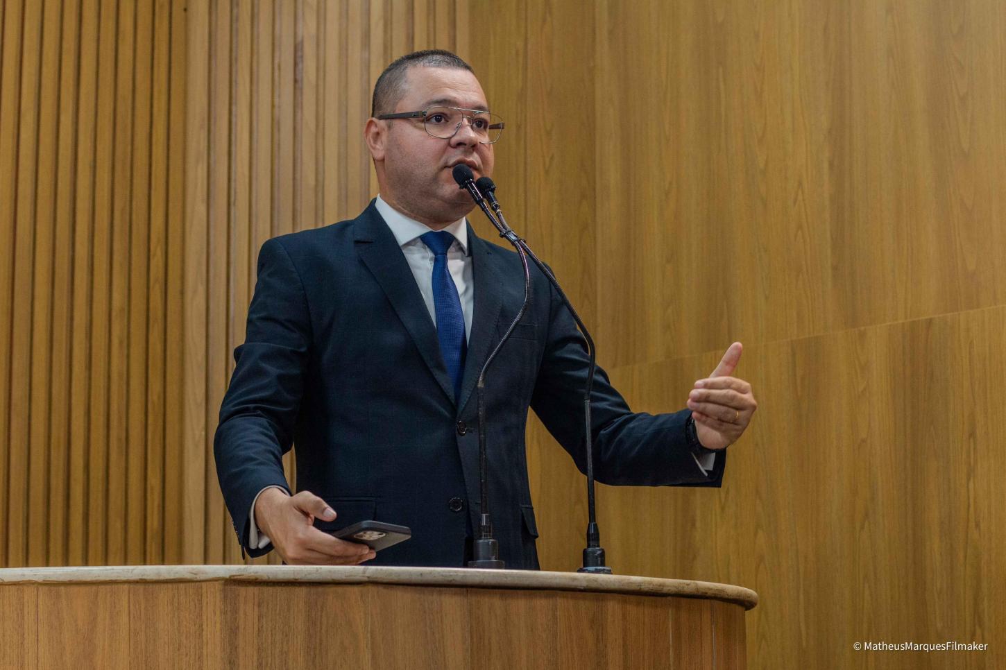 Eduardo Lima solicita à PMA que faça reparos nas ruas próximas da Av. Alexandre Alcino 
