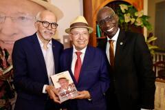 Edvaldo acompanha lançamento de livro sobre trajetória pessoal do ex-senador Valadares
