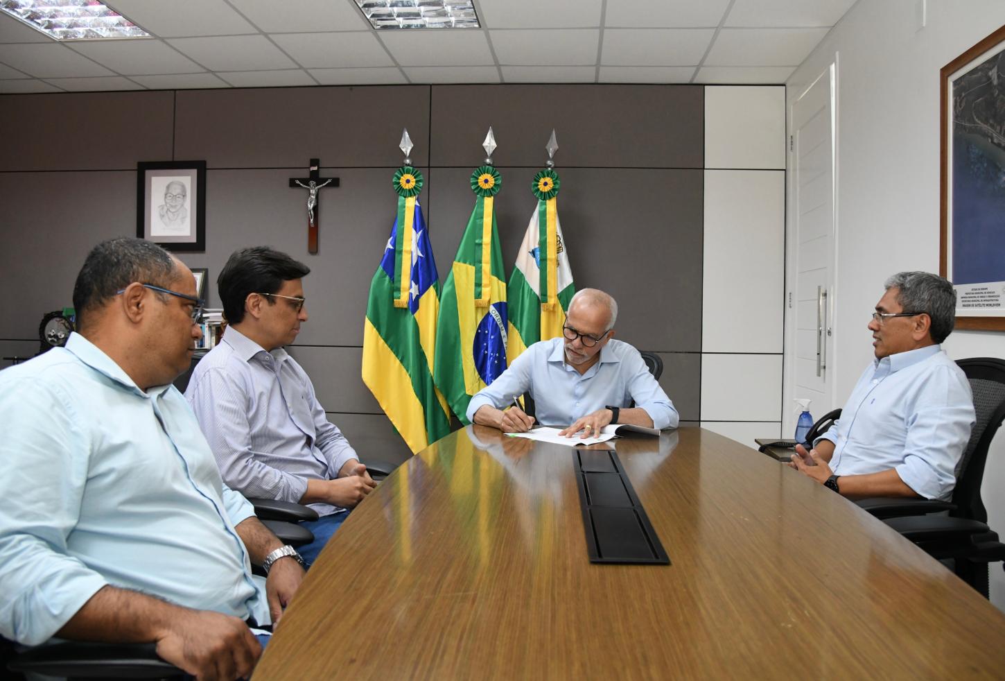 Edvaldo Nogueira sanciona leis que garantem melhoria ao transporte da Grande Aracaju