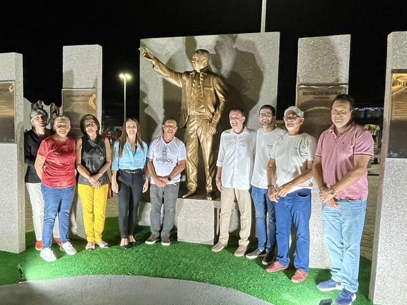 Emocionado, André Moura participa de inauguração da praça Reinaldo Moura em Japaratuba