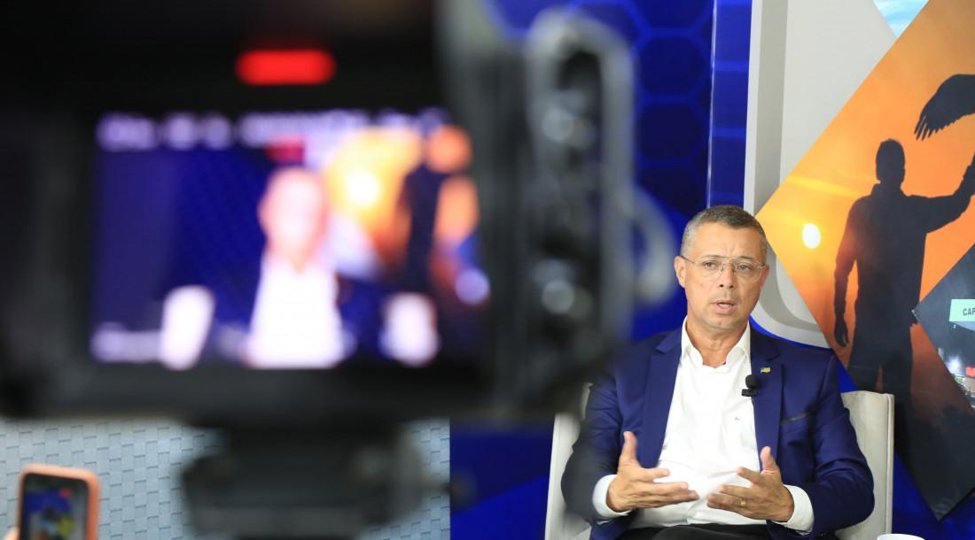 Governador anuncia chamamento para concurso durante entrevista; “Próximo ano, teremos concurso para PM e Educação”