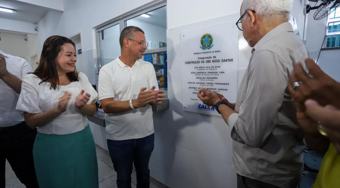 Governador e prefeito entregam Unidade de Saúde em Aracaju
