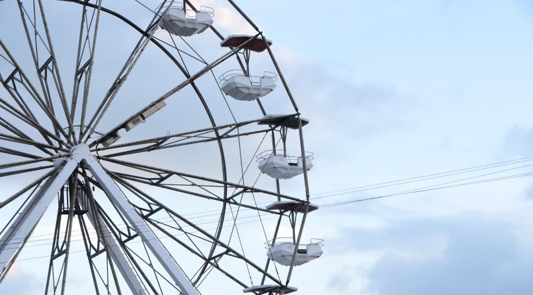 Governo suspende temporariamente roda-gigante da Vila do Natal Iluminado devido a alerta de fortes chuvas