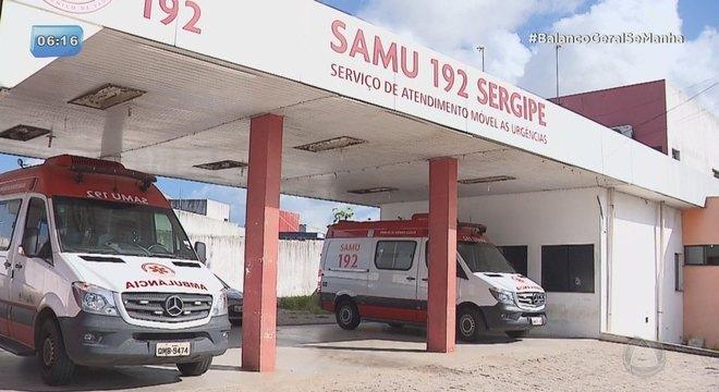 Homem de 70 anos fica ferido após o carro capotar ao tentar desviar de uma moto no Bairro Farolândia