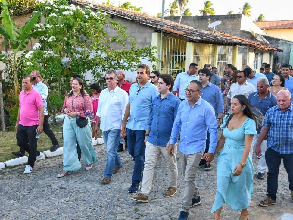 Laércio Oliveira participa de procissão em Pirambu ao lado de aliados