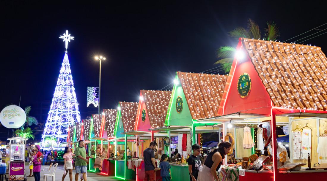 Parada ‘Um Sonho de Natal’ faz último desfile na Orla de Atalaia, em Aracaju