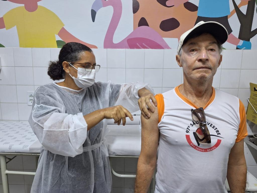 PMA incentiva vacinação com reforço bivalente para idosos