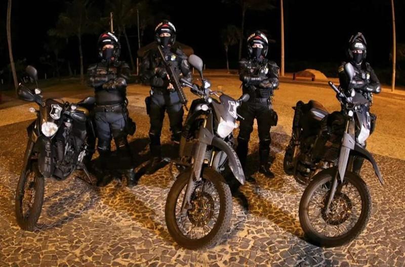 Polícia Militar prende homem por realizar manobras perigosas, na praça Santa Mônica, em Itabaiana