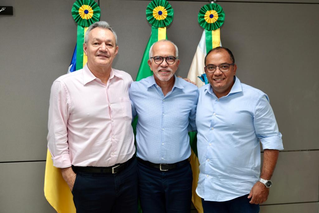 Prefeito Edvaldo se despede do secretário Augusto Fábio, que deixa Seplog para assumir cargo no TCE-SE