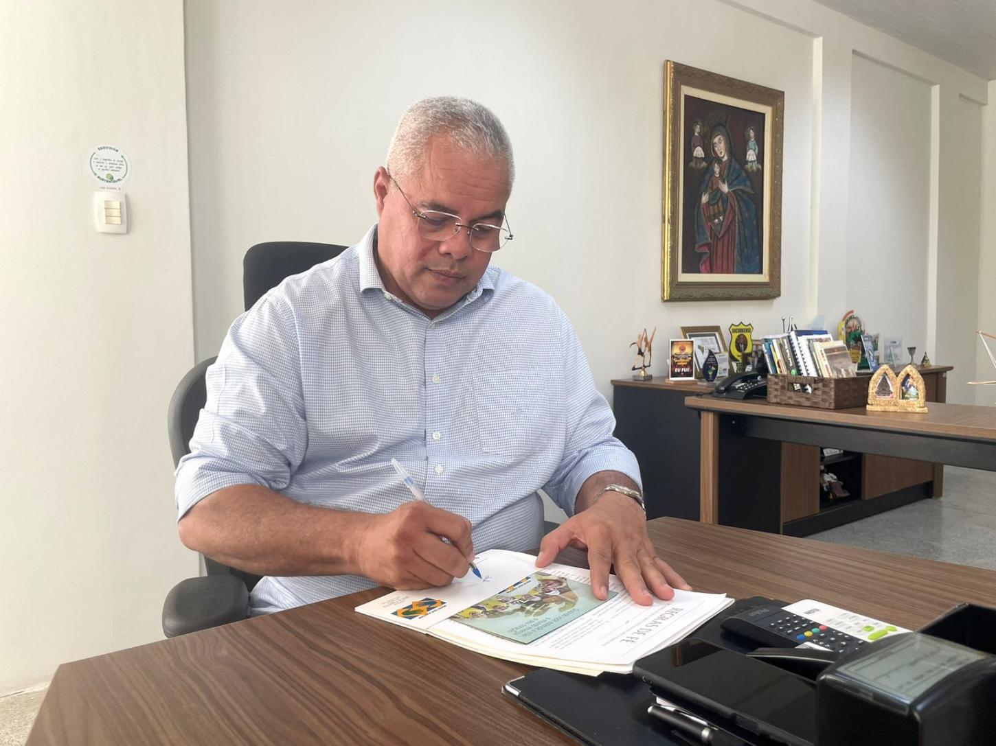 Prefeito Padre Inaldo pede ao deputado Samuel “que deixasse para fazer política no tempo oportuno”