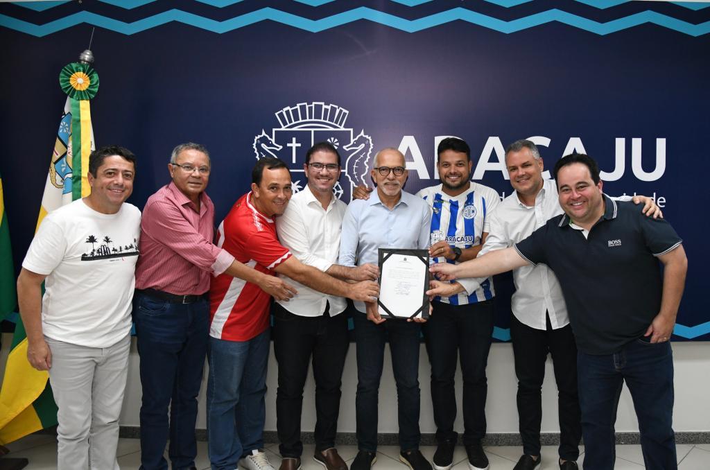 Prefeitura repassa R$ 410 mil em emendas parlamentares a clubes de futebol de Aracaju
