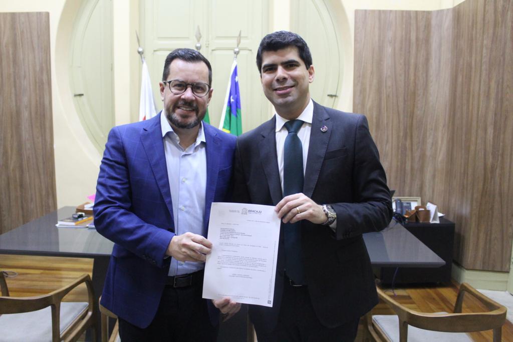 Procurador-geral de Aracaju entrega ofício sobre a realização de concurso público à OAB/SE