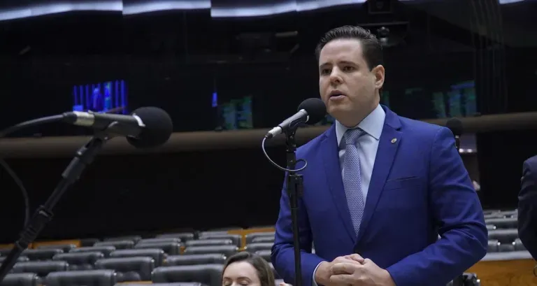 Rodrigo Valadares rebate Dilma ser eleita Mulher Economista do ano. 