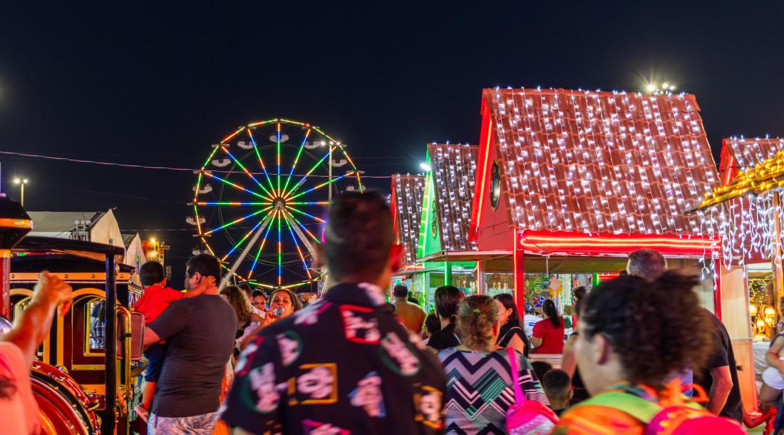 Segunda-feira de shows no palco da Vila do Natal Iluminado; Evento acontece na Orla da Atalaia