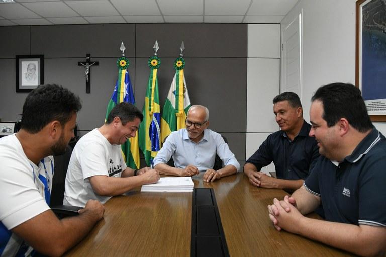 Vereadores entregam redação final da Lei Orçamentária Anual para a Prefeitura de Aracaju