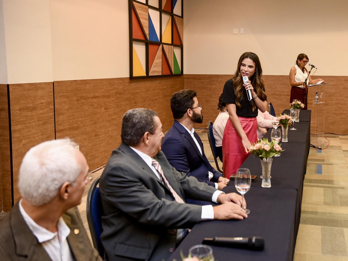 Yandra Moura elogia empresários atacadistas distribuidores em evento de confraternização