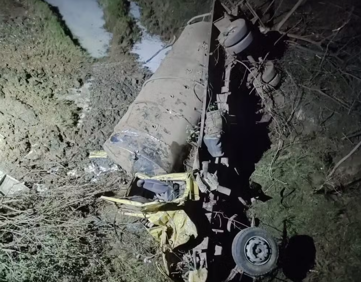 Adolescente morre e homem fica ferido após caminhão despencar da ponte do Rio Sergipe, em Carira