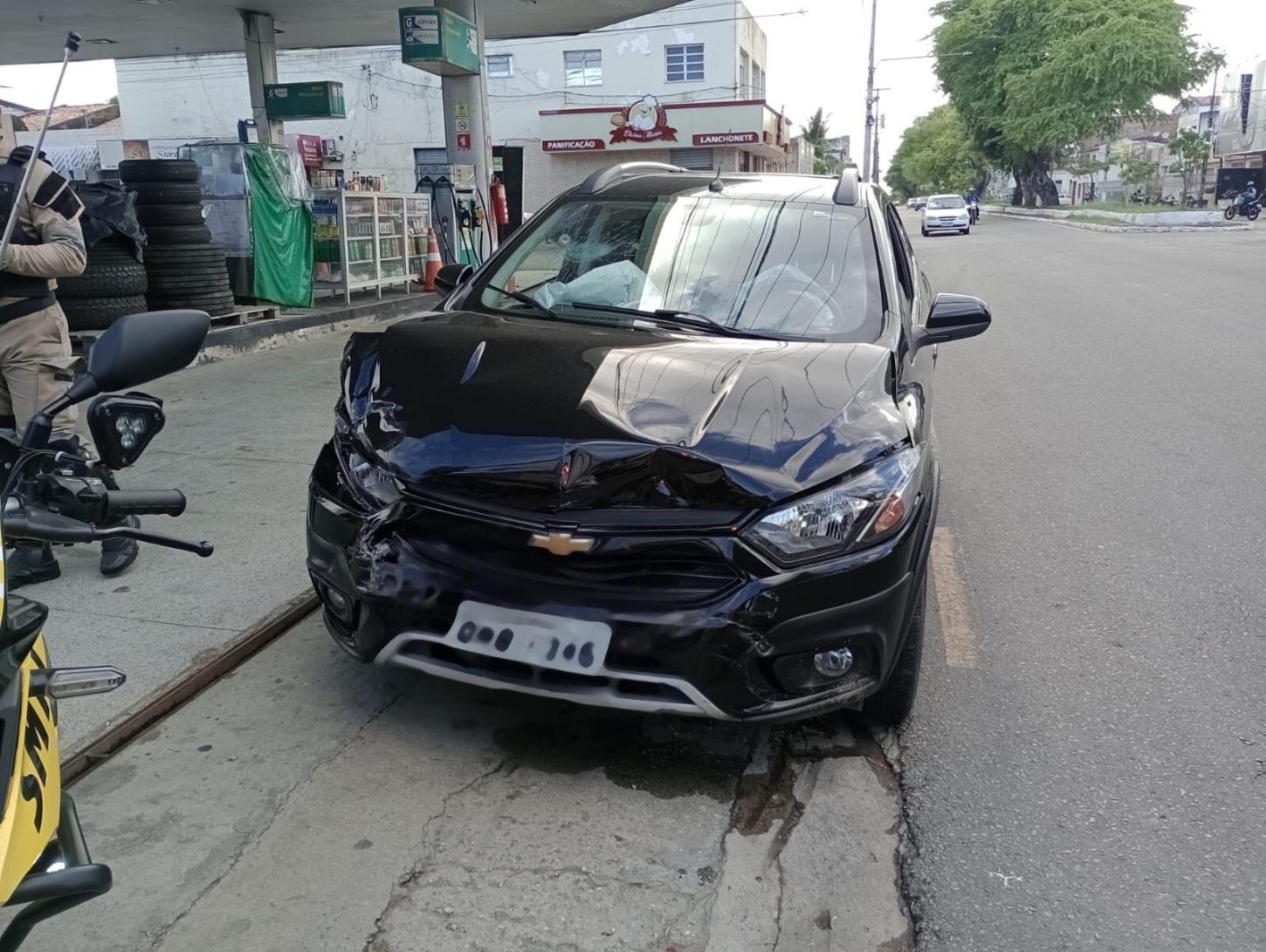 Após colisão, veículo se choca com bomba de combustível no Bairro Santo Antônio, em Aracaju
