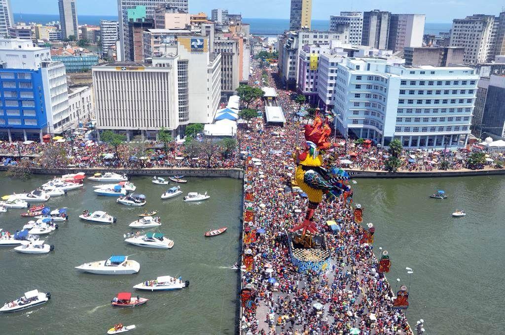 Bloco Galinha da Madrugada, em Pacatuba, abre circuito do Galo da Madrugada de Recife