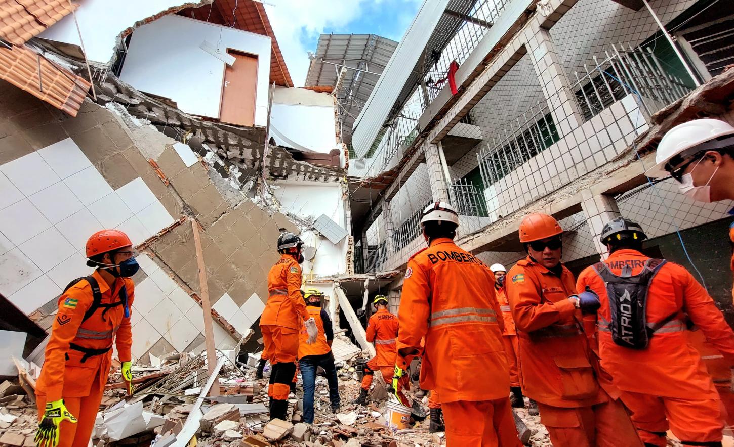 Bombeiros completam dois dias de busca e chega a cinco número de mortes após explosão e desabamento
