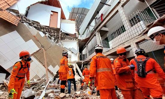 Bombeiros finalizam buscas por vítimas do Desabamento de residencial em Aracaju; cinco morreram