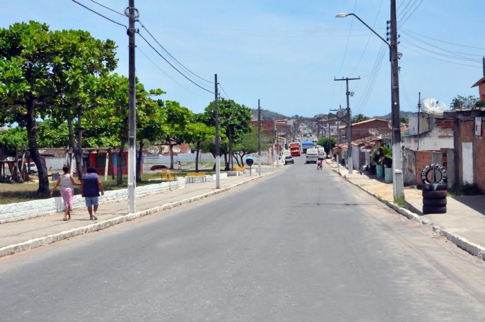 Carreta tomba na rotatória de acesso ao bairro Cidade Nova, em Estância; ninguém se feriu