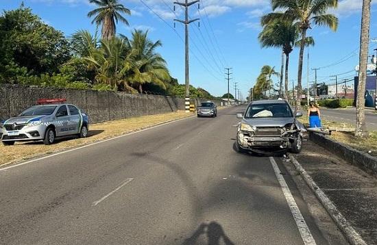 Carro colide em poste de energia elétrica na avenida José Carlos Silva, em Aracaju