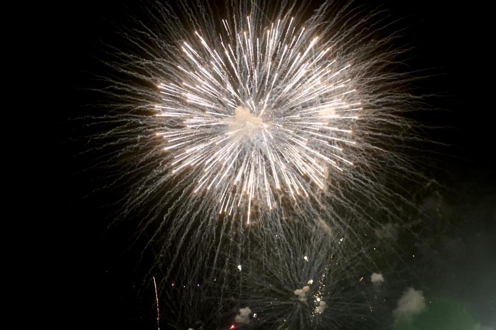 Celebração com show pirotécnico e atrações musicais marcam Réveillon