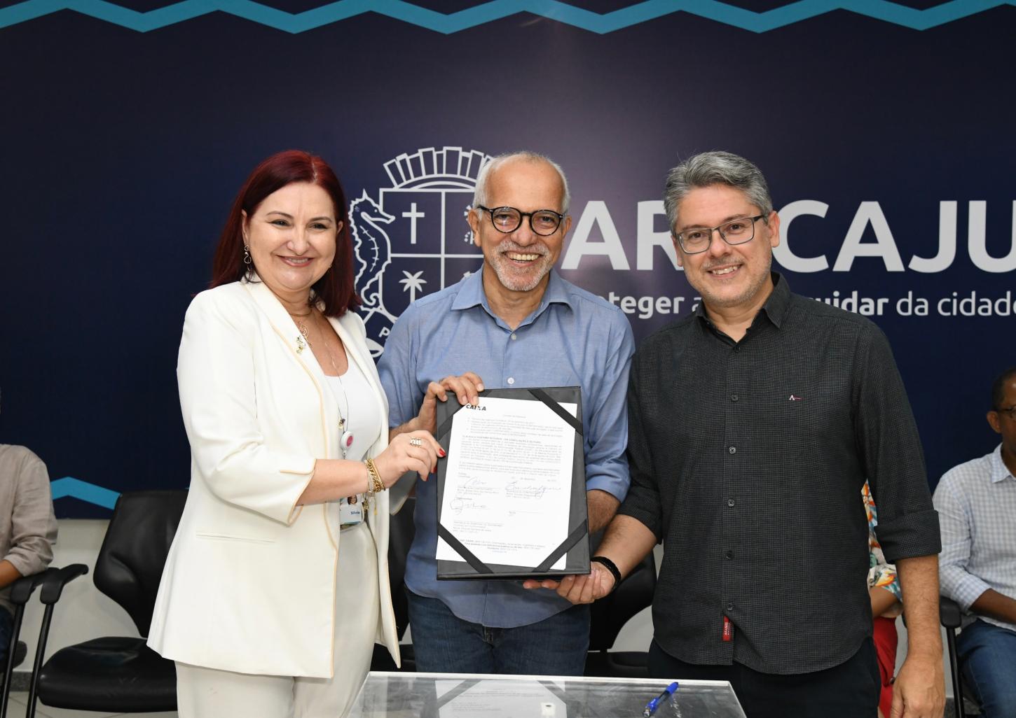 Edvaldo celebra contratos com a Caixa para construção de seis unidades da Assistência Social de Aracaju