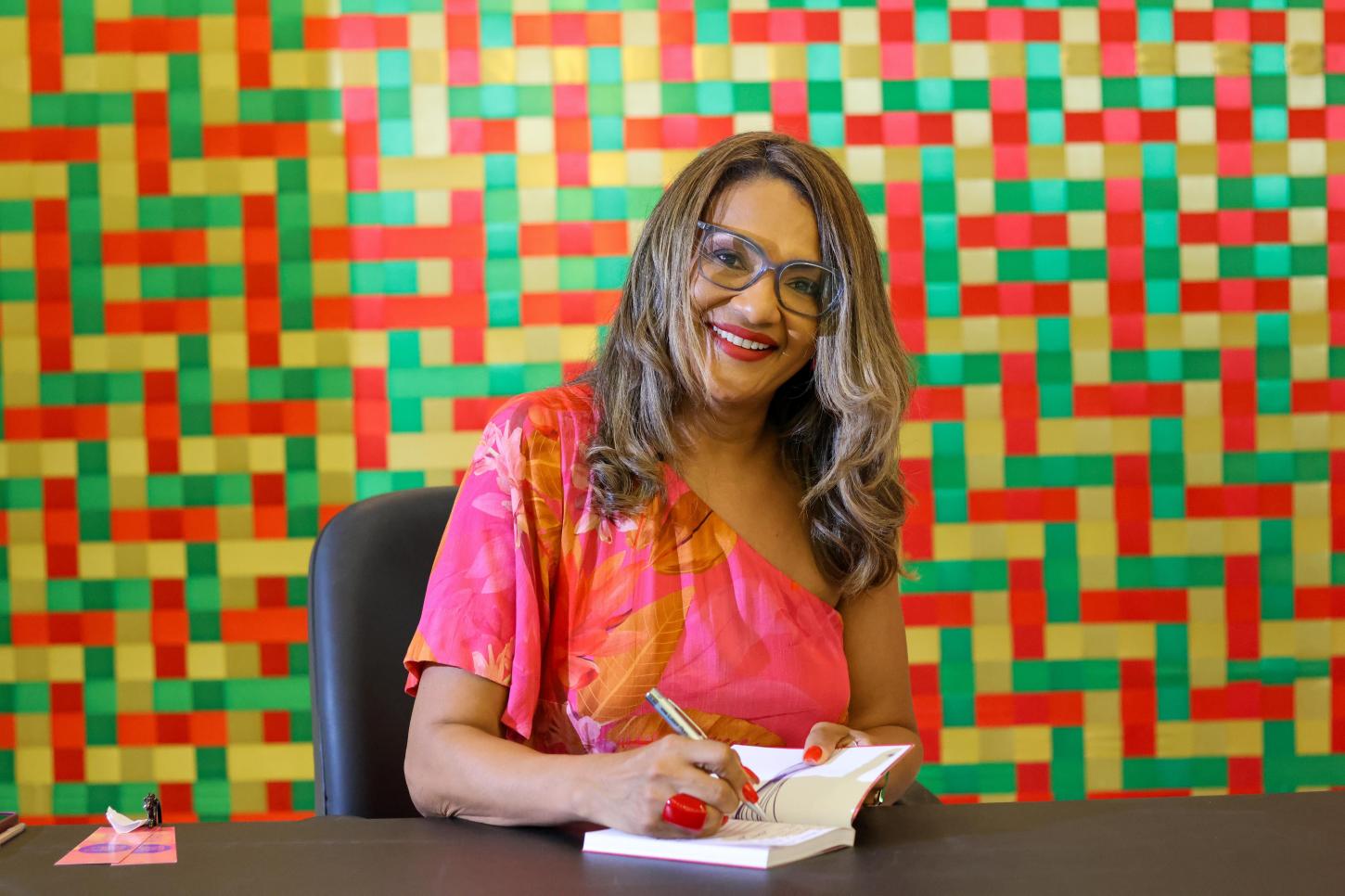 Eloísa Galdino comemora a repercussão do seu primeiro livro 