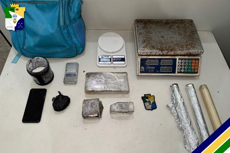 Homem suspeito de tráfico de drogas pula no rio para fugir, quase se afoga e é salvo por PM