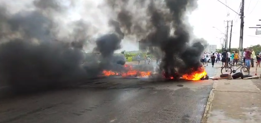 Manifestantes bloqueiam Avenida Euclides Figueiredo, queimam pneus e cobram representantes da PMA