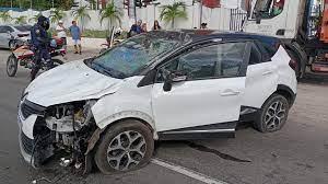 Mulher fica ferida após veículo uma estrutura de concreto e capotar na avenida Adélia Franco