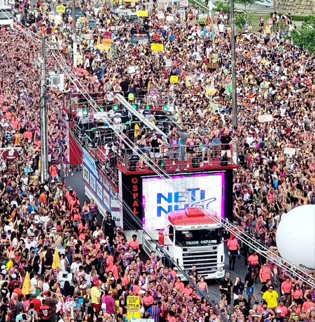Netinho faz prévia carnavalesca e reúne milhares de foliões na principal avenida de Aracaju
